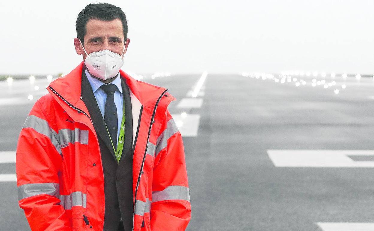 Carlos San Martín, director del aeropuerto de Asturias, en la cabecera 29 de la remodelada pista de la terminal, la obra más cara de las realizadas en el aeródromo.