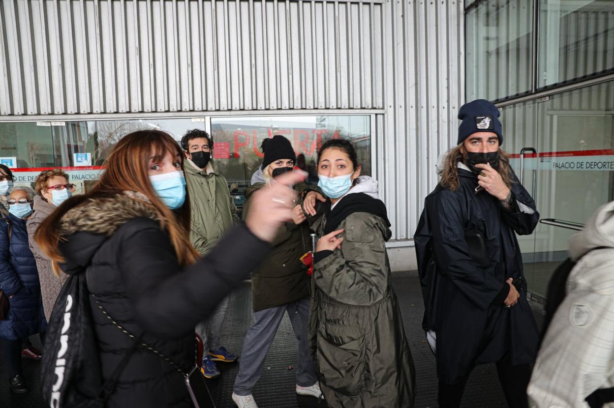 Varios jóvenes, a las puertas del Palacio de Deportes de La Guía, esperando a ser vacunados. 