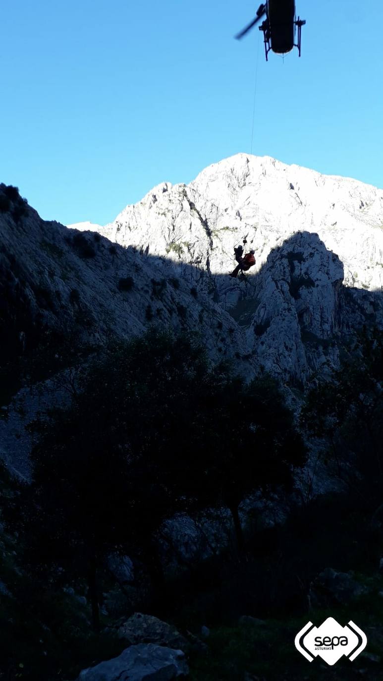 El equipo de emergencias iza a la mujer hatsa el helicóptero. 