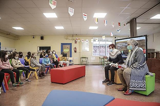 Geles García y Carmen Pellicer se dirigen a los alumnos en la presentación de las jornadas. 
