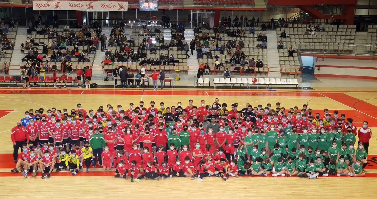 Los distintos equipos del Finetwork Gijón Jovellanos, en el Palacio de Deportes, escenario habitual de sus entrenamientos y partidos. 