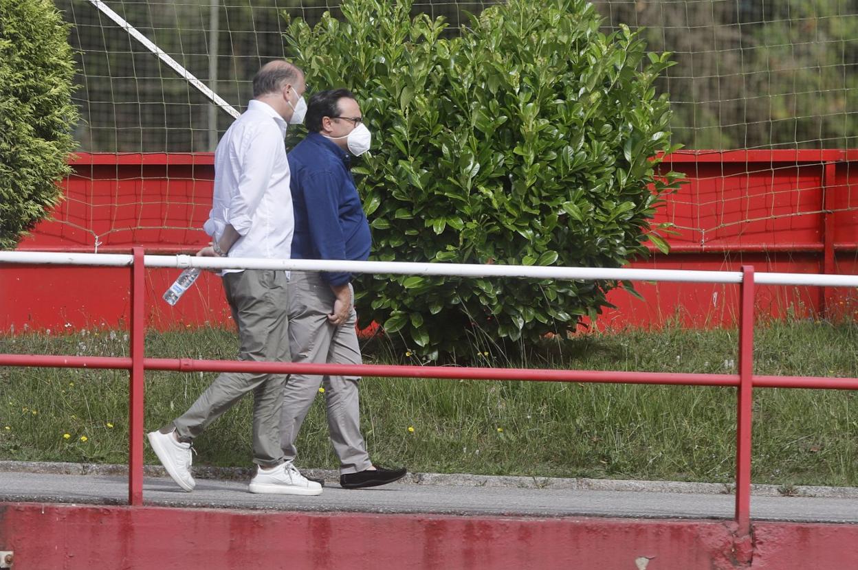 Javi Rico, caminando junto al presidente Javier Fernández, durante un entrenamiento del Sporting de este año en las instalaciones de Mareo.