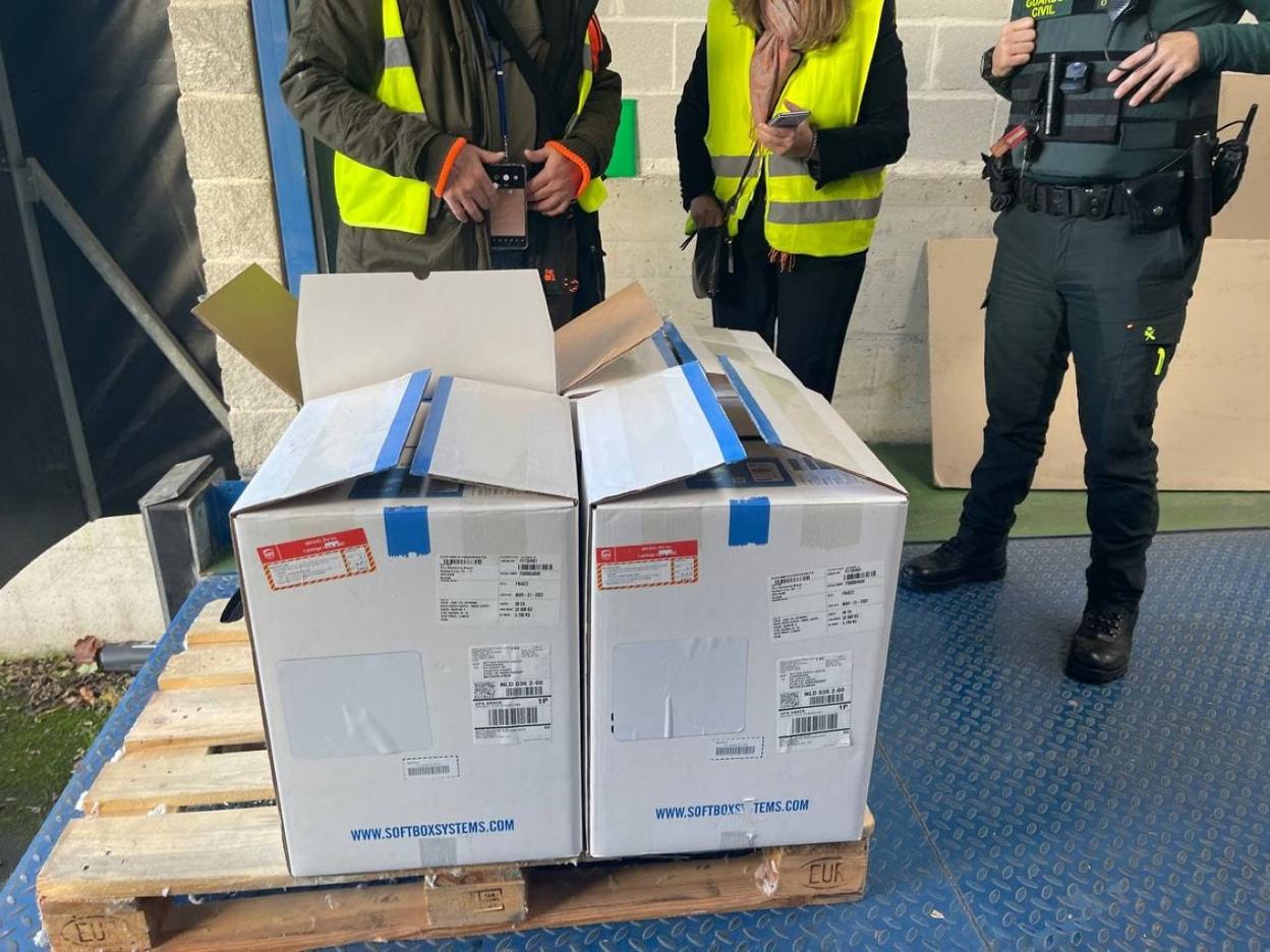 Las cajas con las vacunas pediátricas que ayer recibió la Delegación del Gobierno en Asturias. 