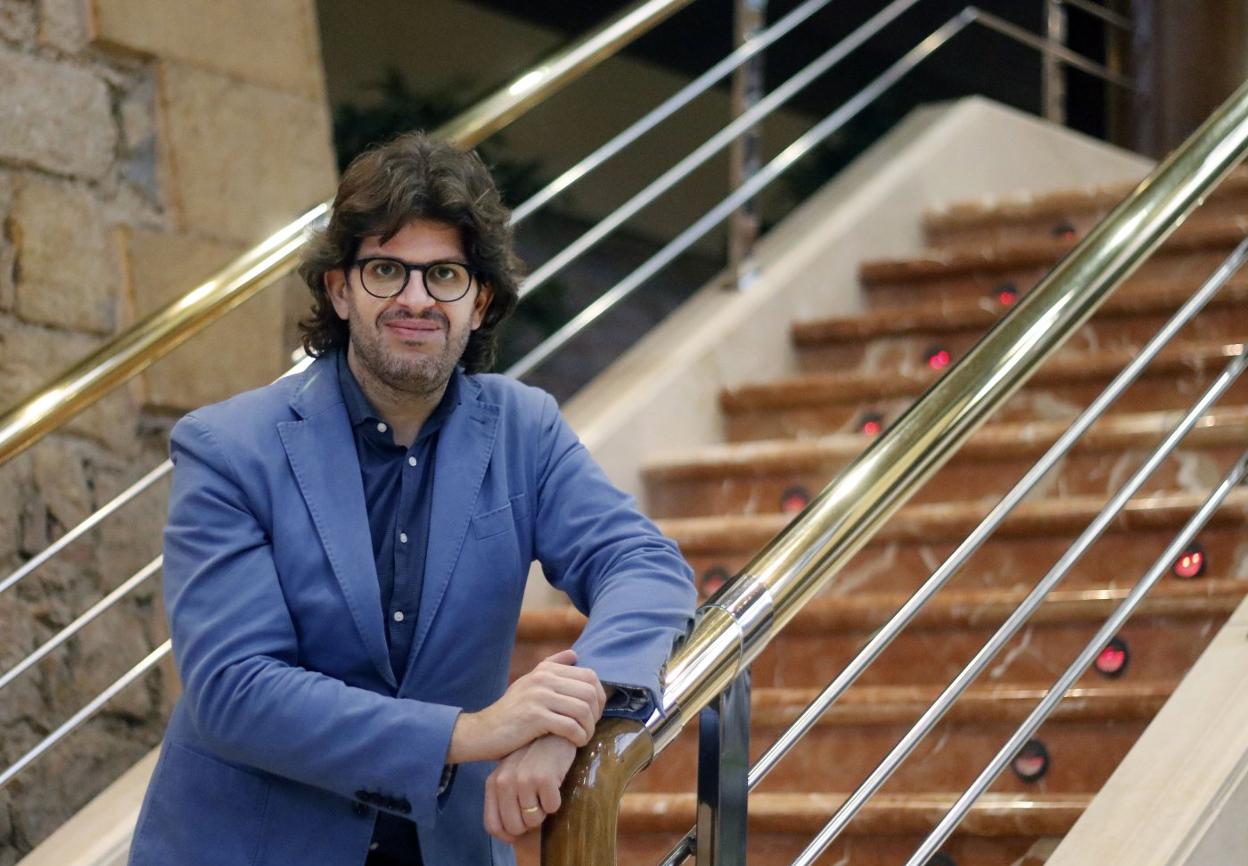 El director musical catalán Tomàs Grau, ayer en el Auditorio de Oviedo, donde ensaya 'El Mesías'. 