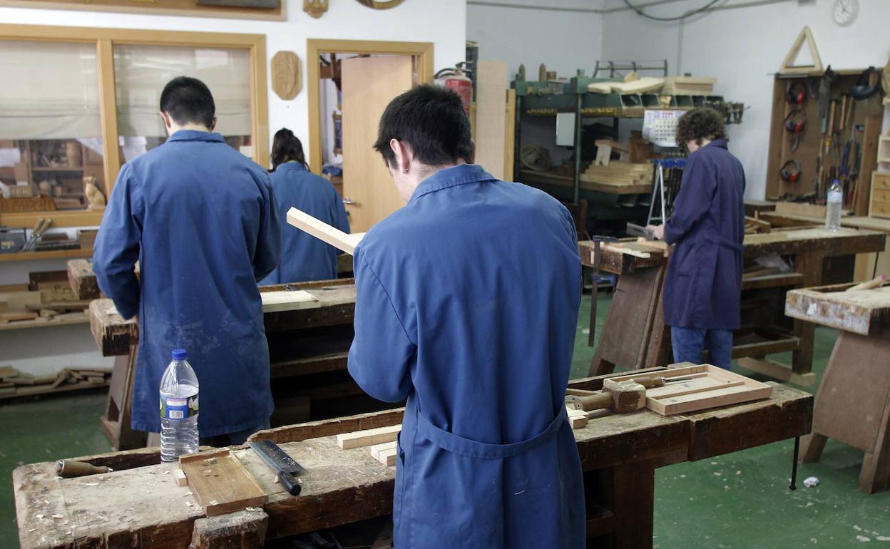 Internos del centro de Sograndio, en un taller de carpintería. 