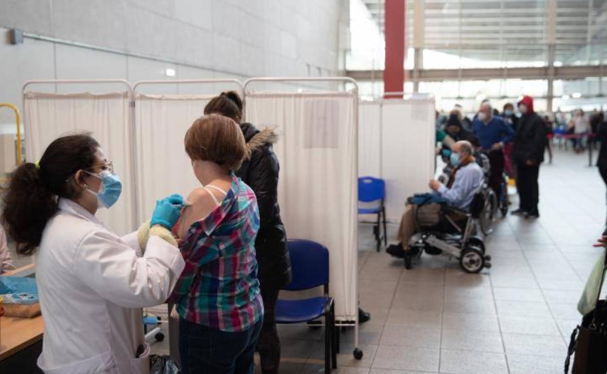 Vacunación de adultos en el Palacio de los Deportes, donde este miércoles empezará la de menores.