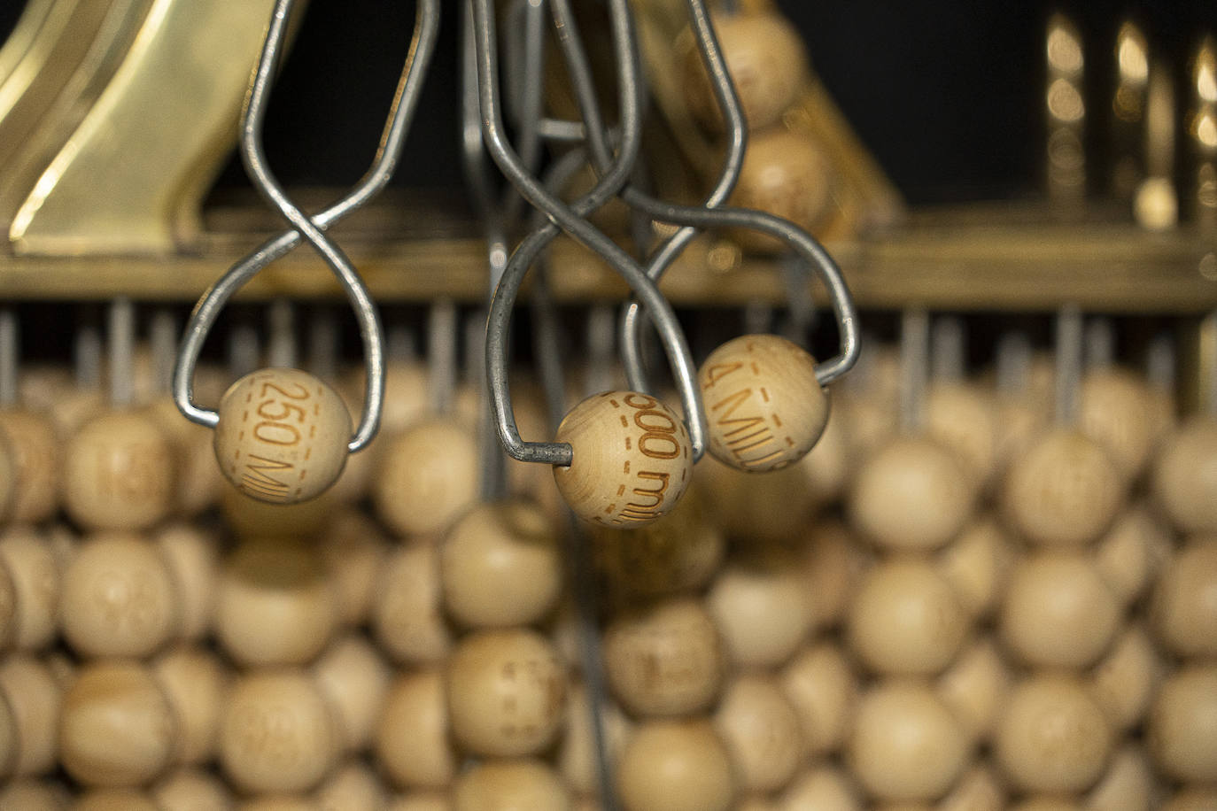 Tres de las bolas del sorteo. A la derecha, la del 'Gordo', cuatro millones por serie.