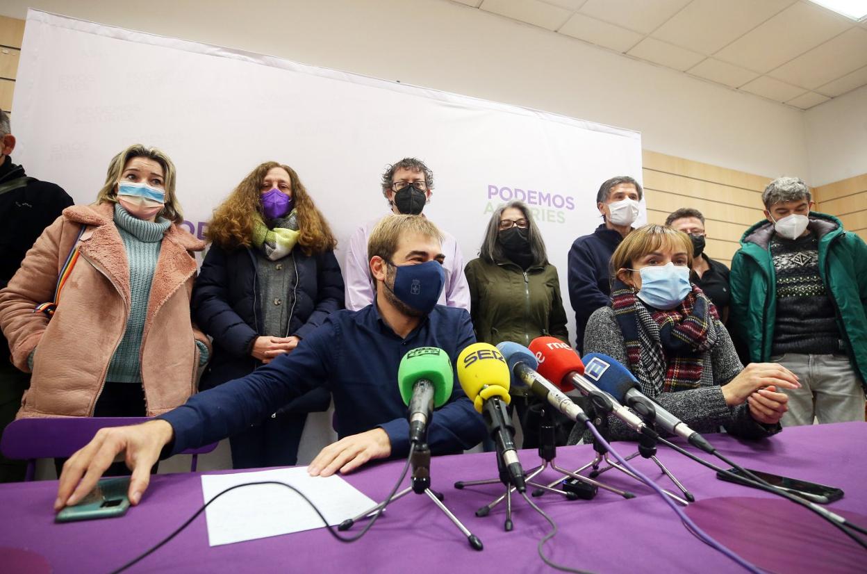 El secretario general de Podemos Asturias, Daniel Ripa, compareció en la sede respaldado por los integrantes de su candidatura. 