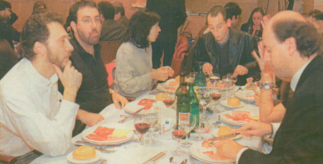 Javier Bauluz, José Manuel Fajardo, finalista, y Elena Carantoña, durante la cena en la que se falló el 'Tigre Juan' en 1996.