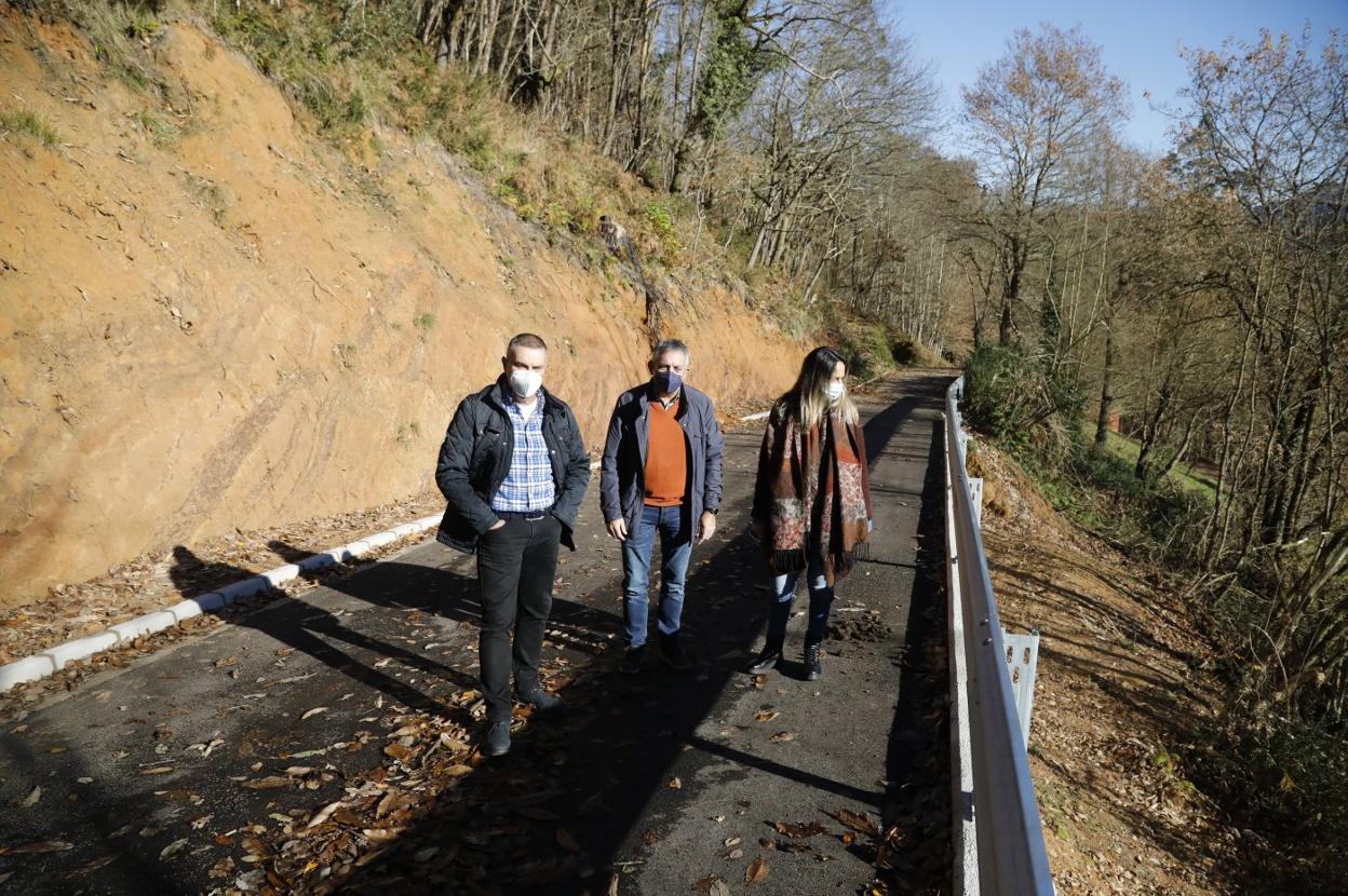 Maximino García, Manuel Calvo y Rita Camblor, en la carretera de acceso a La Cuesta. 