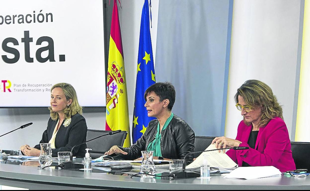 Las ministras Nadia Calviño, Isabel Rodríguez y Teresa Ribera, ayer, tras el Consejo de Ministros.