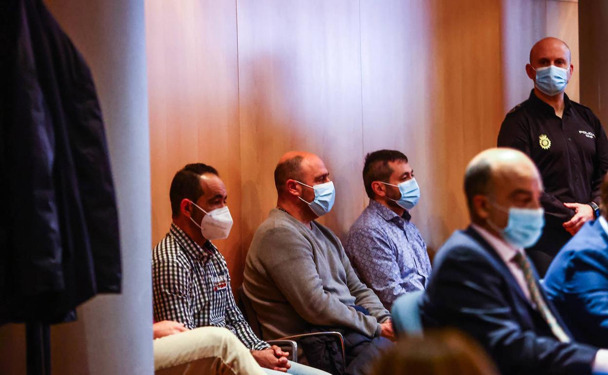 El juez impone condenas de entre 20 y 22 años a los cuatro culpables de matar a Javier Ardines