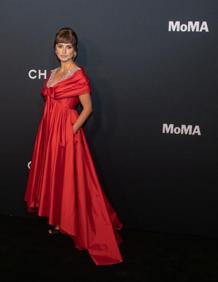 Imagen secundaria 2 - Ricky Martin, Rosalía y Penélope Cruz posando en la alfombra roja.