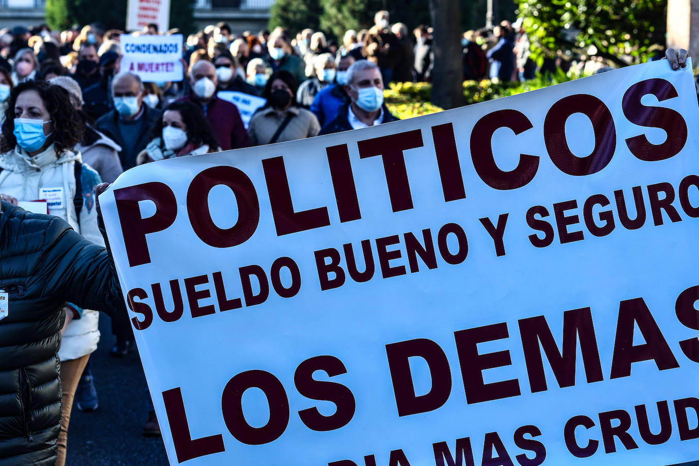 Unos 1.200 vecinos se congregaron en la Plaza de España de Oviedo para reclamar una mejora de las conexiones por carretera para sus concejos.