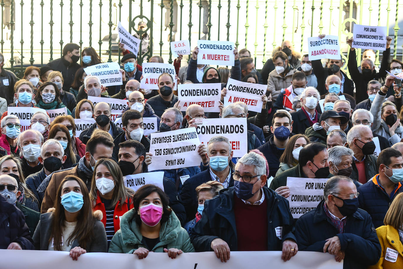 Unos 1.200 vecinos se congregaron en la Plaza de España de Oviedo para reclamar una mejora de las conexiones por carretera para sus concejos.