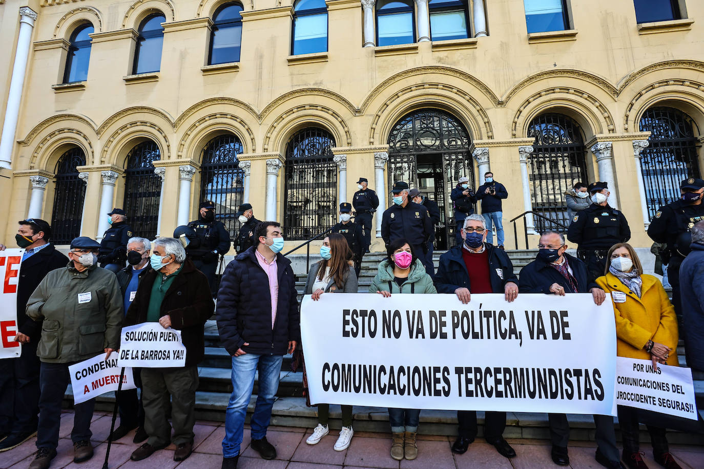 Unos 1.200 vecinos se congregaron en la Plaza de España de Oviedo para reclamar una mejora de las conexiones por carretera para sus concejos.