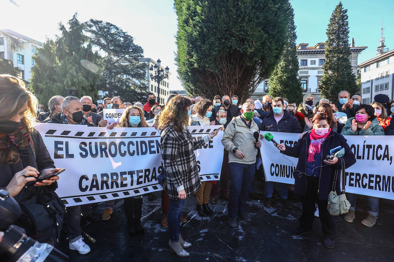 Unos 1.200 vecinos se congregaron en la Plaza de España de Oviedo para reclamar una mejora de las conexiones por carretera para sus concejos.