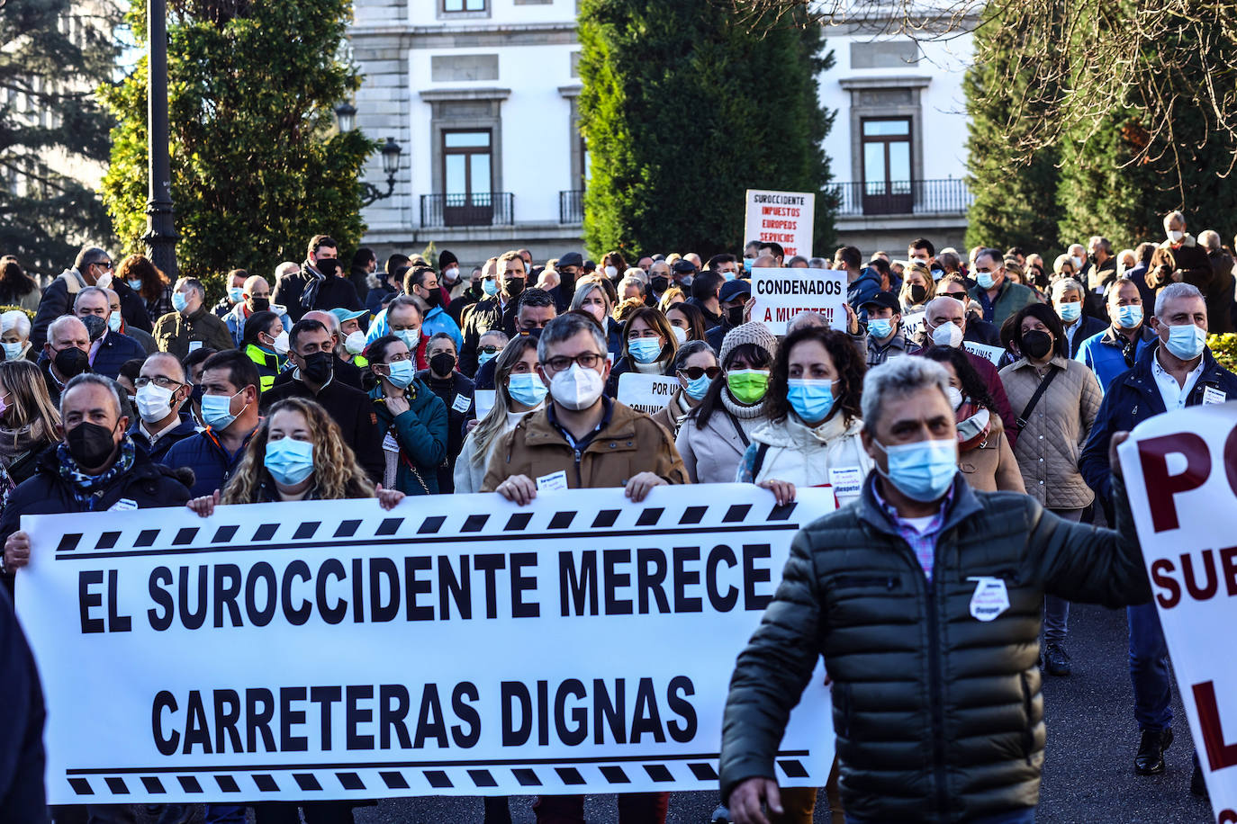 Unos 1.200 vecinos se congregaron en la Plaza de España de Oviedo para reclamar una mejora de las conexiones por carretera para sus concejos.