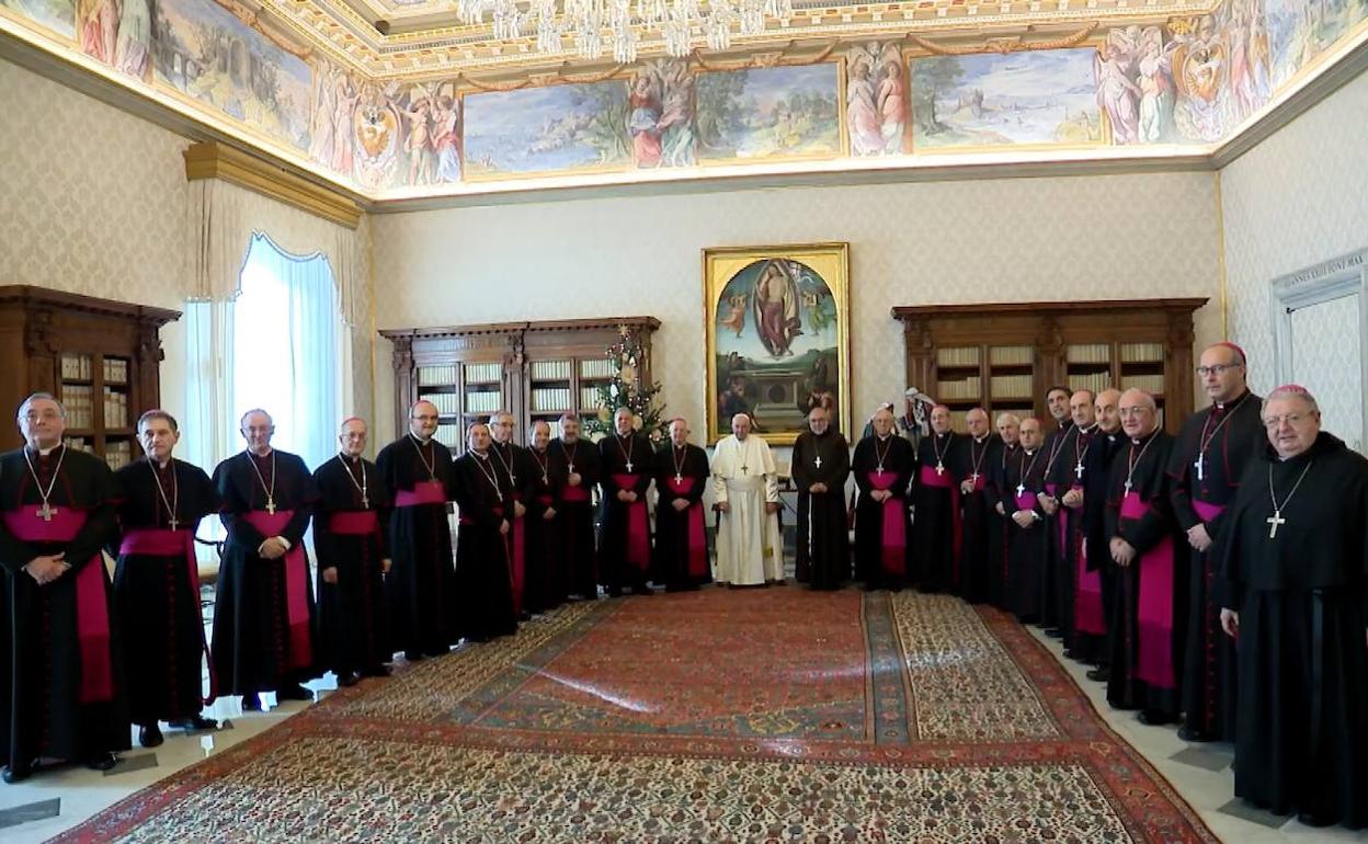 Jesús Sanz Montes, a la derecha del Papa, durante la visita 'Ad Limina'.