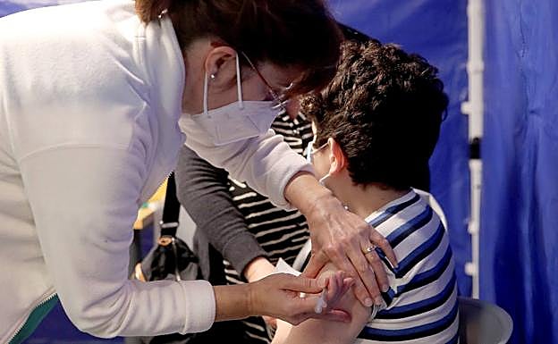 Autorizan la tercera dosis a mayores de 40 cuando se acabe con los de 50