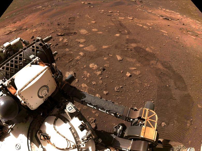 Las huellas de las ruedas quedan en el suelo del cráter Jezero en Marte, mientras el rover Perseverance de la NASA avanza sobre la superficie marciana por primera vez, el 4 de marzo.