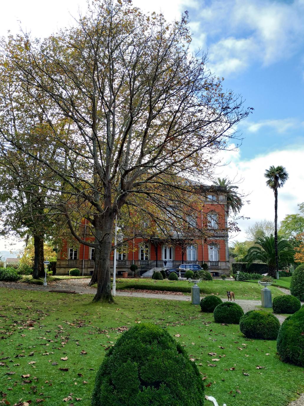 La configuración del jardín se establece a partir de unos enormes e irregulares parterres, impuestos por una red caminera sinuosa de grijo para favorecer el drenaje. Desde la imponente puerta principal se accede a través de un pasillo orlado por bojes donde nos saludan sus dos míticos leones blancos que fueron traídos de un palacio de Cáceres y a sus pies se disponen sendos parterres circulares que se hermosean con flores de temporada.