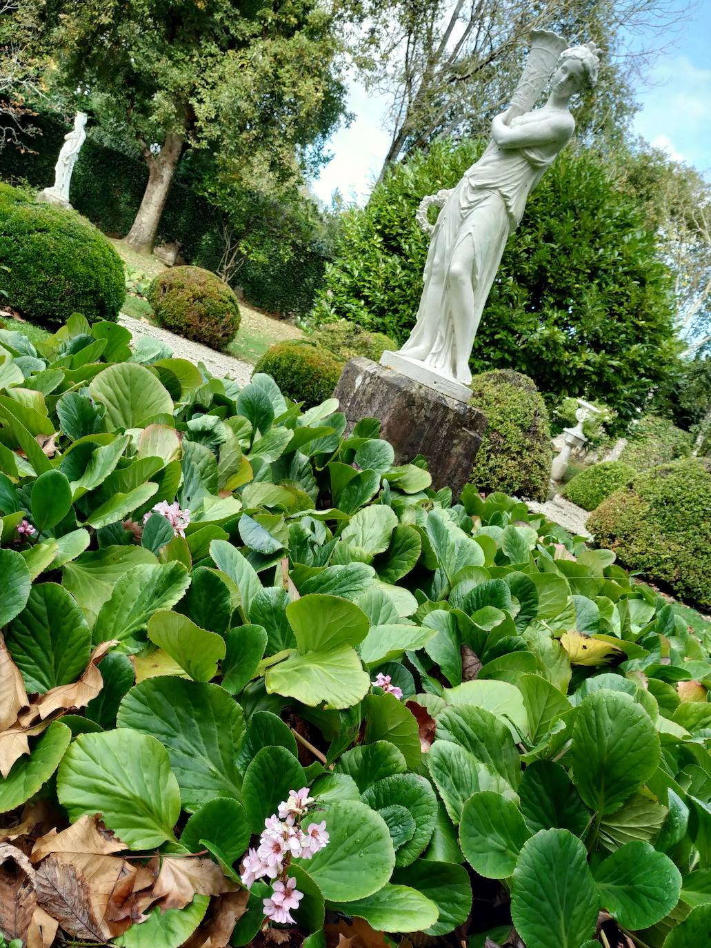 La configuración del jardín se establece a partir de unos enormes e irregulares parterres, impuestos por una red caminera sinuosa de grijo para favorecer el drenaje. Desde la imponente puerta principal se accede a través de un pasillo orlado por bojes donde nos saludan sus dos míticos leones blancos que fueron traídos de un palacio de Cáceres y a sus pies se disponen sendos parterres circulares que se hermosean con flores de temporada.