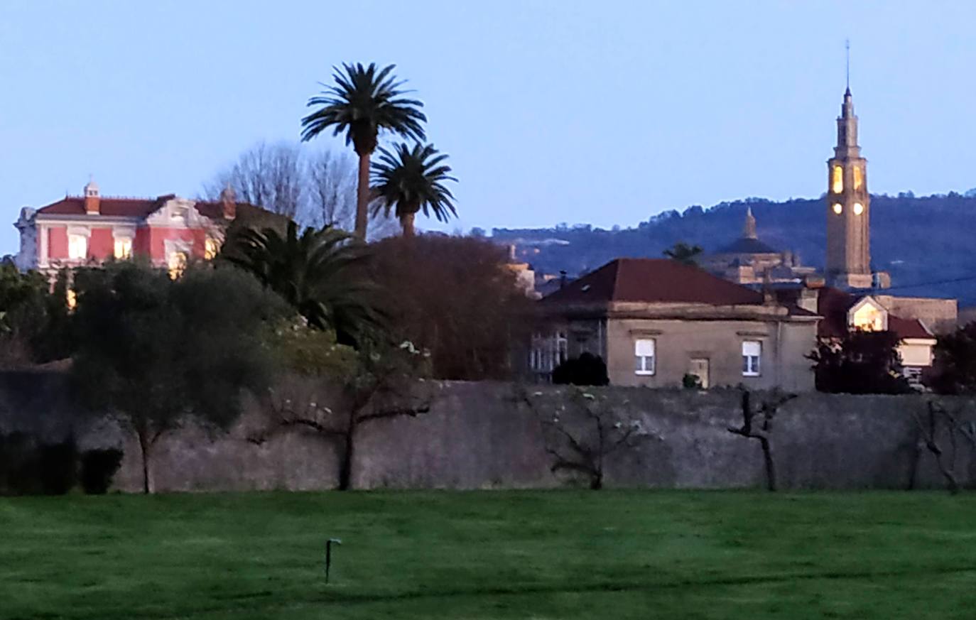 La configuración del jardín se establece a partir de unos enormes e irregulares parterres, impuestos por una red caminera sinuosa de grijo para favorecer el drenaje. Desde la imponente puerta principal se accede a través de un pasillo orlado por bojes donde nos saludan sus dos míticos leones blancos que fueron traídos de un palacio de Cáceres y a sus pies se disponen sendos parterres circulares que se hermosean con flores de temporada.