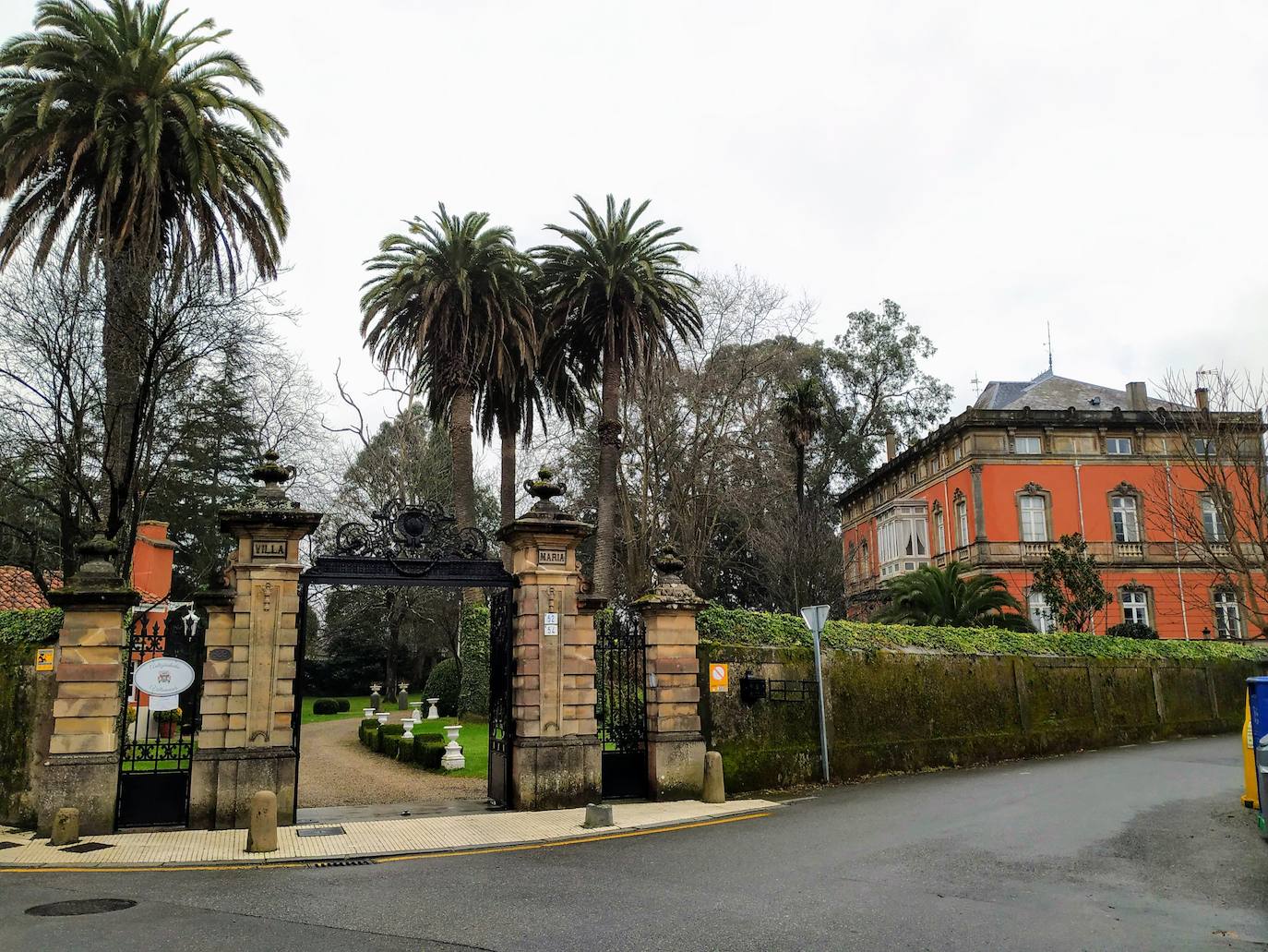 La configuración del jardín se establece a partir de unos enormes e irregulares parterres, impuestos por una red caminera sinuosa de grijo para favorecer el drenaje. Desde la imponente puerta principal se accede a través de un pasillo orlado por bojes donde nos saludan sus dos míticos leones blancos que fueron traídos de un palacio de Cáceres y a sus pies se disponen sendos parterres circulares que se hermosean con flores de temporada.