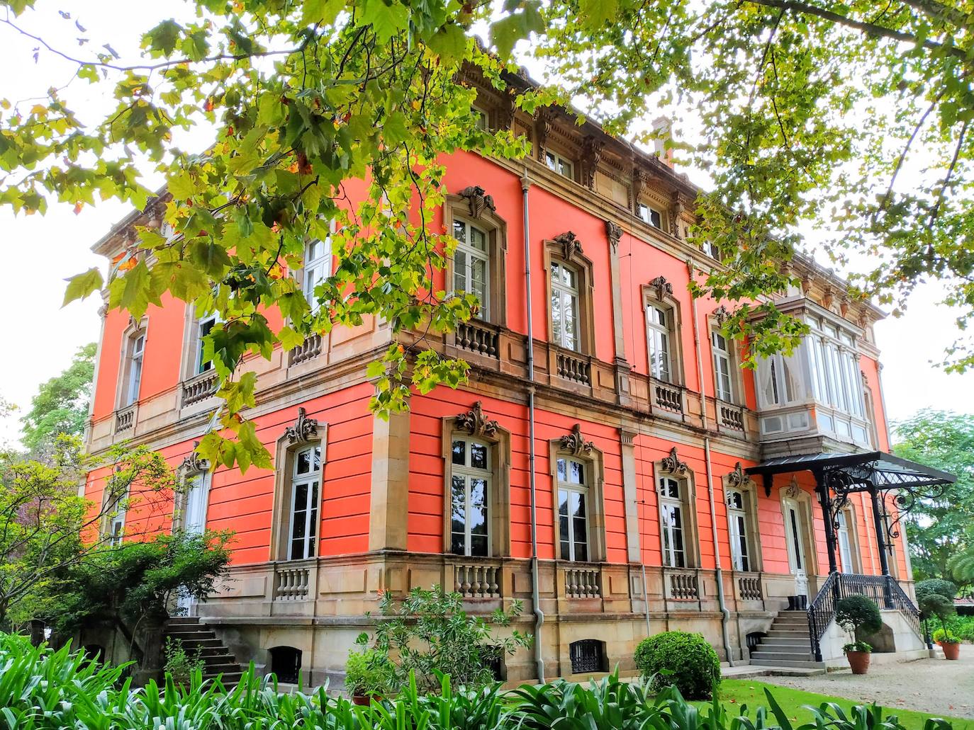 La configuración del jardín se establece a partir de unos enormes e irregulares parterres, impuestos por una red caminera sinuosa de grijo para favorecer el drenaje. Desde la imponente puerta principal se accede a través de un pasillo orlado por bojes donde nos saludan sus dos míticos leones blancos que fueron traídos de un palacio de Cáceres y a sus pies se disponen sendos parterres circulares que se hermosean con flores de temporada.