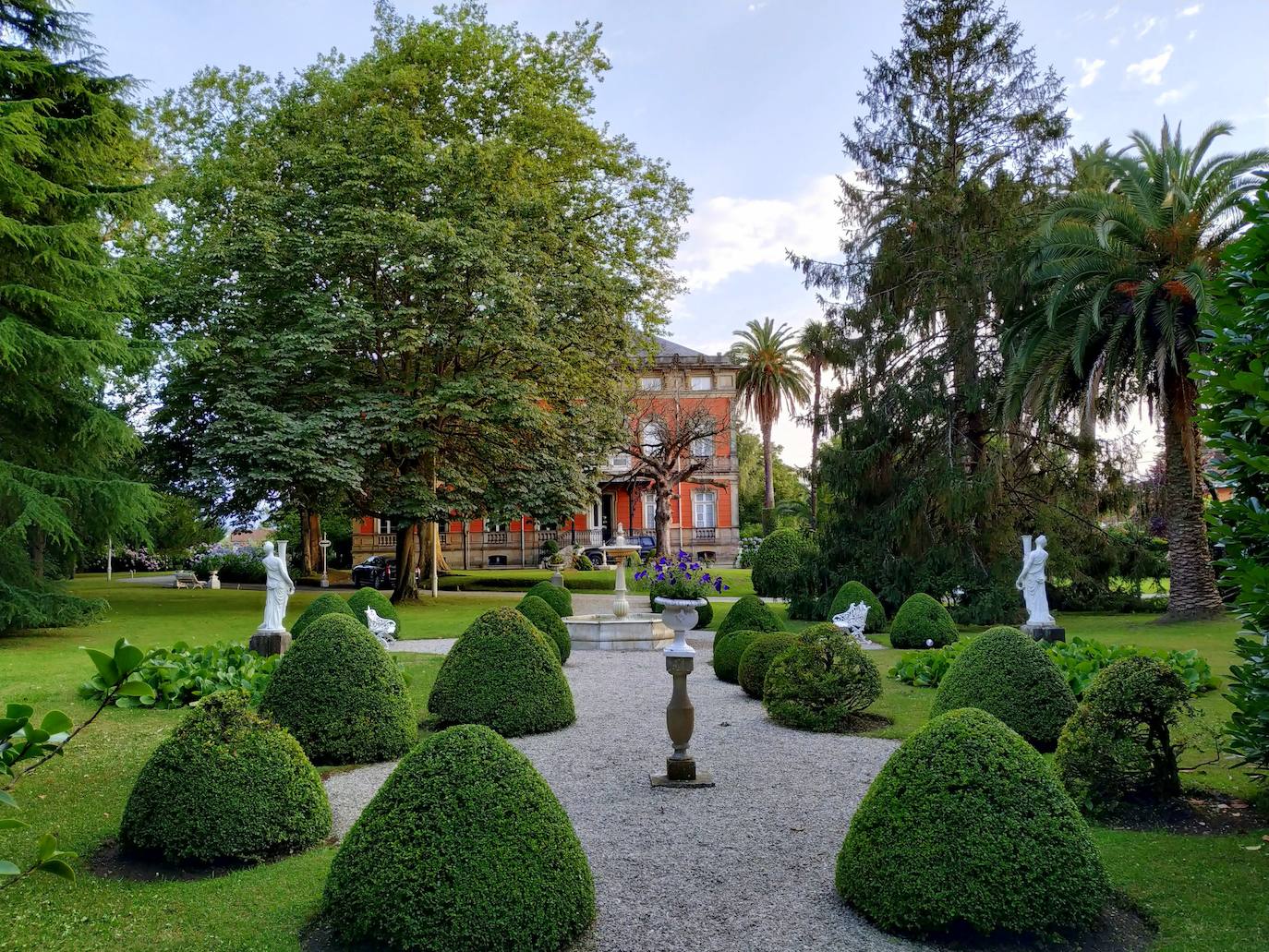 La configuración del jardín se establece a partir de unos enormes e irregulares parterres, impuestos por una red caminera sinuosa de grijo para favorecer el drenaje. Desde la imponente puerta principal se accede a través de un pasillo orlado por bojes donde nos saludan sus dos míticos leones blancos que fueron traídos de un palacio de Cáceres y a sus pies se disponen sendos parterres circulares que se hermosean con flores de temporada.