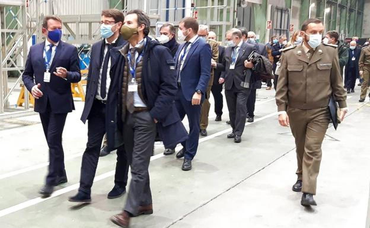 Juan Escriña, de GDLS-Santa Bárbara Sistemas; el consejero Enrique Fernández e Ignacio Cuesta, primer teniente de alcalde del Ayuntamiento de Oviedo.