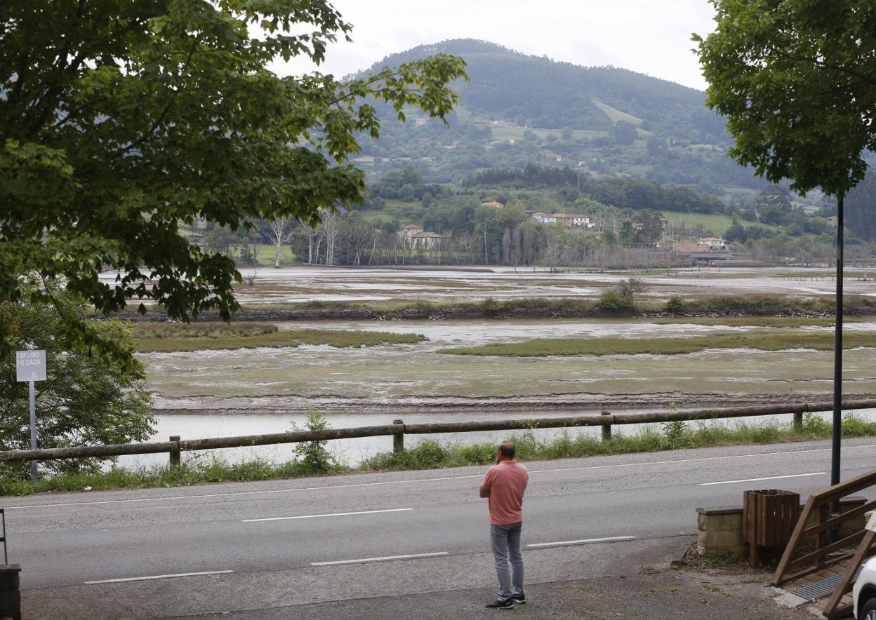 Un hombre observa el estuario maliayo desde el centro de interpretación de la ría. 