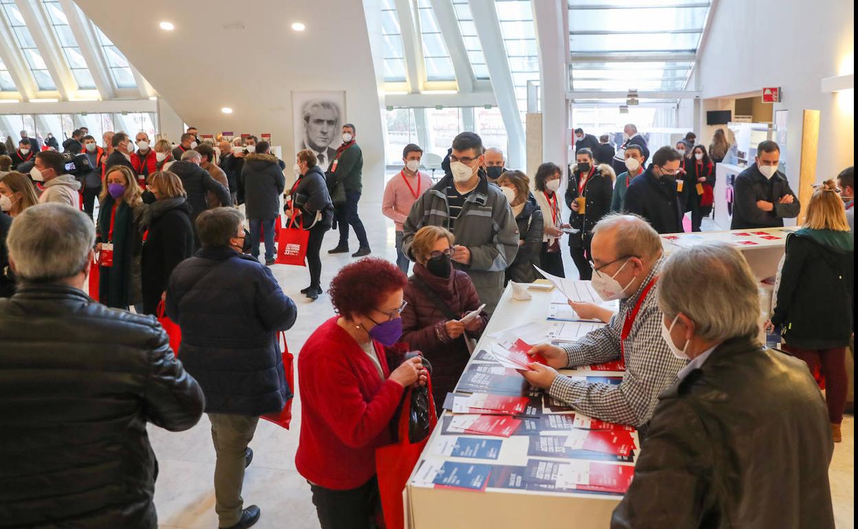 Militantes del PSOE, esta mañana, en el proceso de acreditación antes de las suspensión del crogreso.