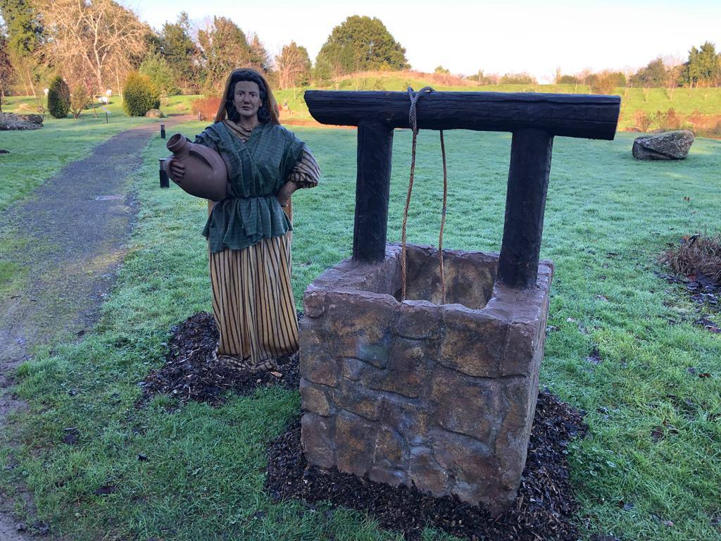 El Botánico celebra la Navidad con 22 días de acceso gratuito durante los cuales se podrá visitar el Belén Monumental Ciudad de Gijón, obra del artista Miguel Álvarez 'El Ponticu', que estará instalado en el bioma boreal americano a iniciativa de la Asociación Belenista de Gijón.
