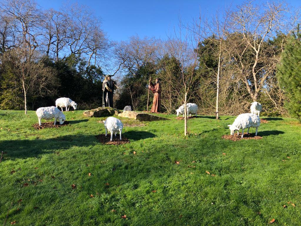 El Botánico celebra la Navidad con 22 días de acceso gratuito durante los cuales se podrá visitar el Belén Monumental Ciudad de Gijón, obra del artista Miguel Álvarez 'El Ponticu', que estará instalado en el bioma boreal americano a iniciativa de la Asociación Belenista de Gijón.