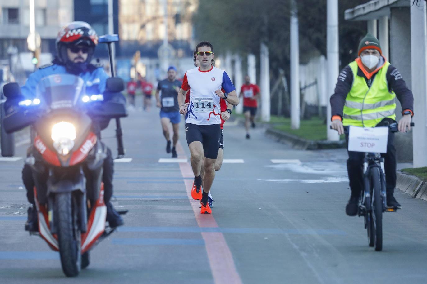 Fotos: Marcos Peón e Inés de Diego ganan la Carrera Solidaria Club de Regatas-Tenis