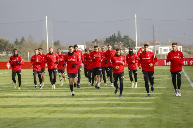 Los jugadores del Sporting, en el tramo inicial de su última sesión preparatoria antes de poner rumbo a Ibiza. 