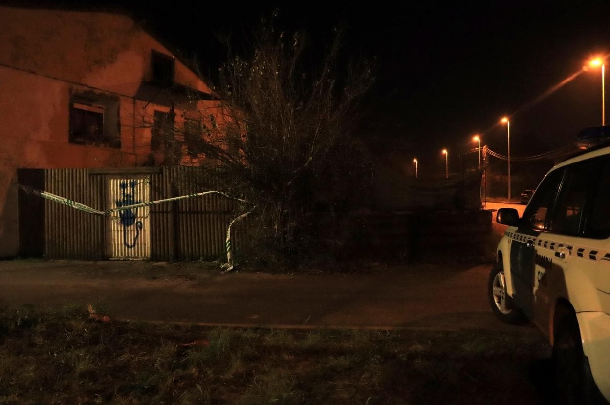 Un vehículo de la Guardia Civil, ante la vivienda donde ocurrió el doble asesinato. 