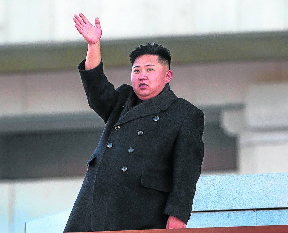 Kim Jong-un, líder supremo de Corea del Norte, saluda a la multitud. r. c. 