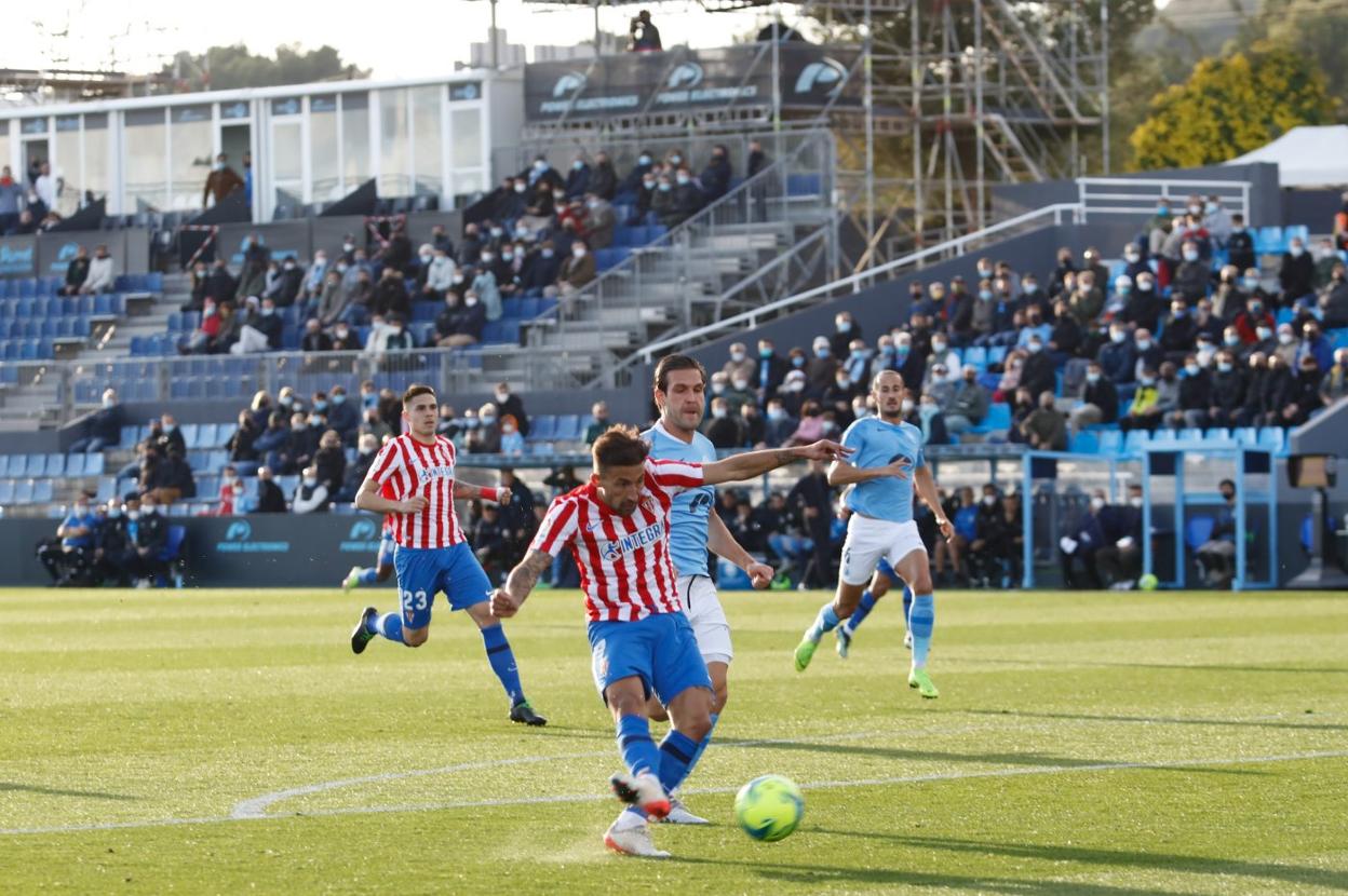 Aitor García definió con este golpeo la jugada del primer gol rojiblanco que abrió el camino de la victoria. 