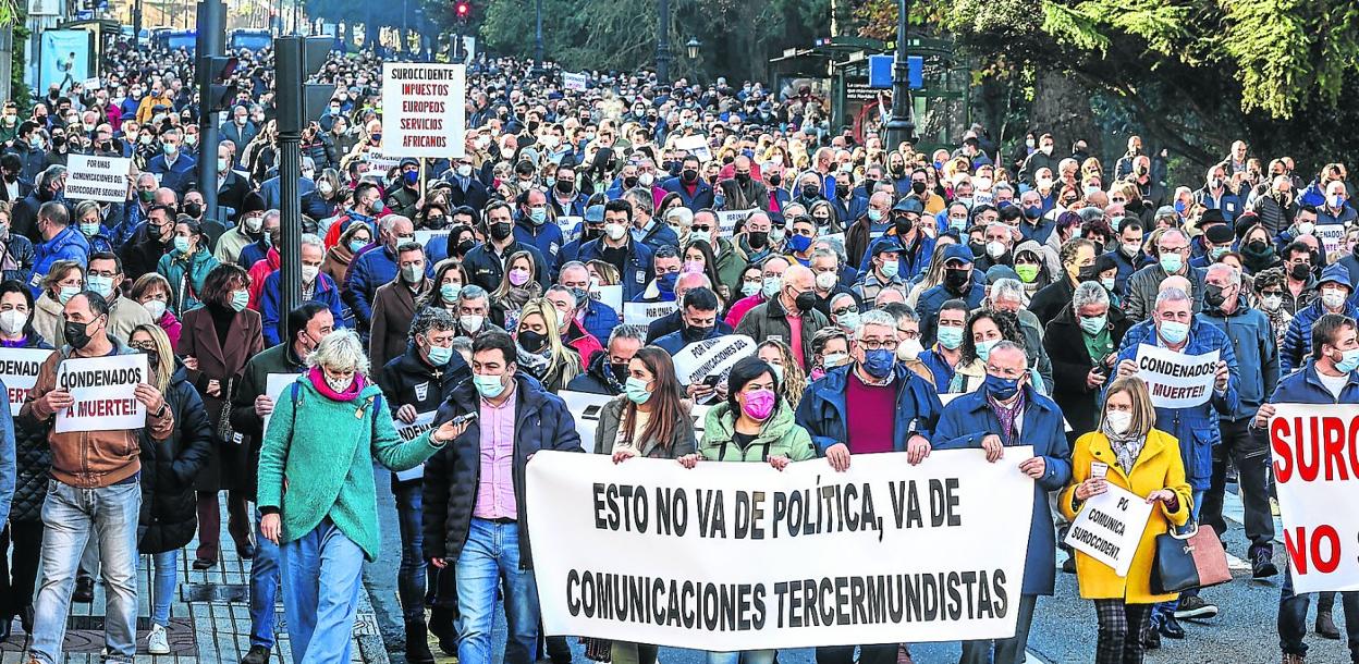 Varios miles de vecinos de todo el suroccidente se manifestaron en Oviedo el jueves ante la falta mantenimiento de las carreteras y la paralización continua de las obras. 