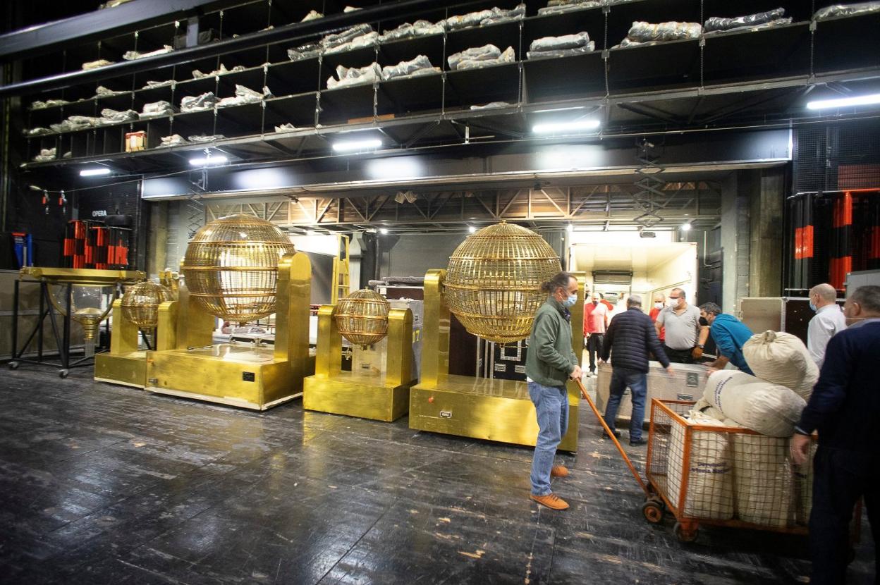 Los bombos y el resto de elementos que harán posible el Sorteo Extraordinario de Navidad ya están custodiados en el Teatro Real. 