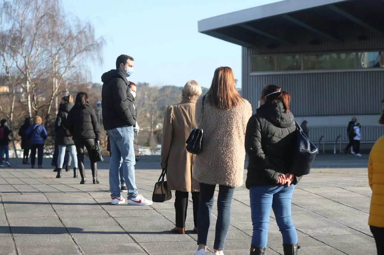 El Palacio de Deportes de La Guía, en Gijón, registró ayer largas colas para recibir dosis de refuerzo de vacunación y primeras vacunas.