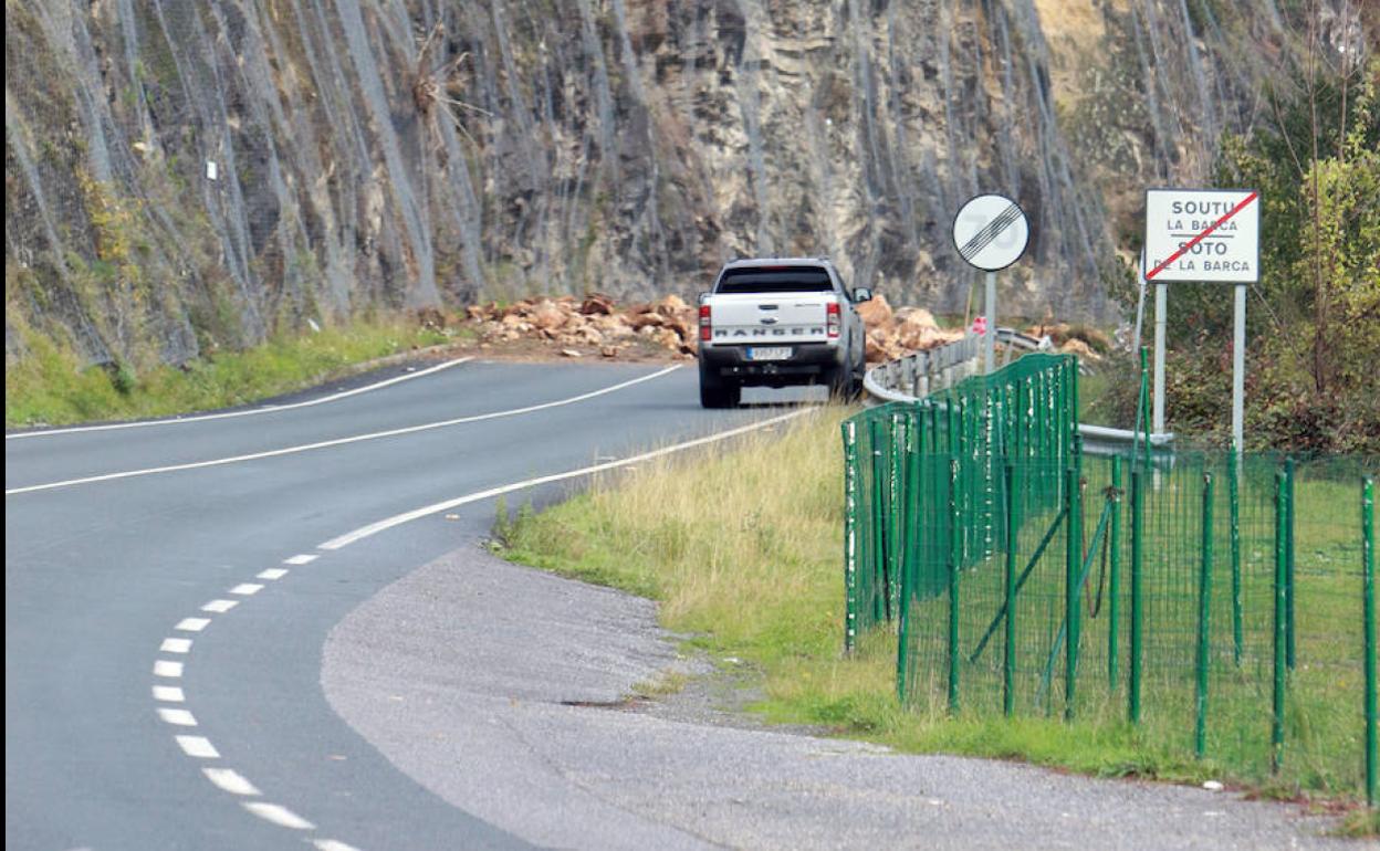 La AS-15, antes de la retirada de las rocas que se desprendieron 