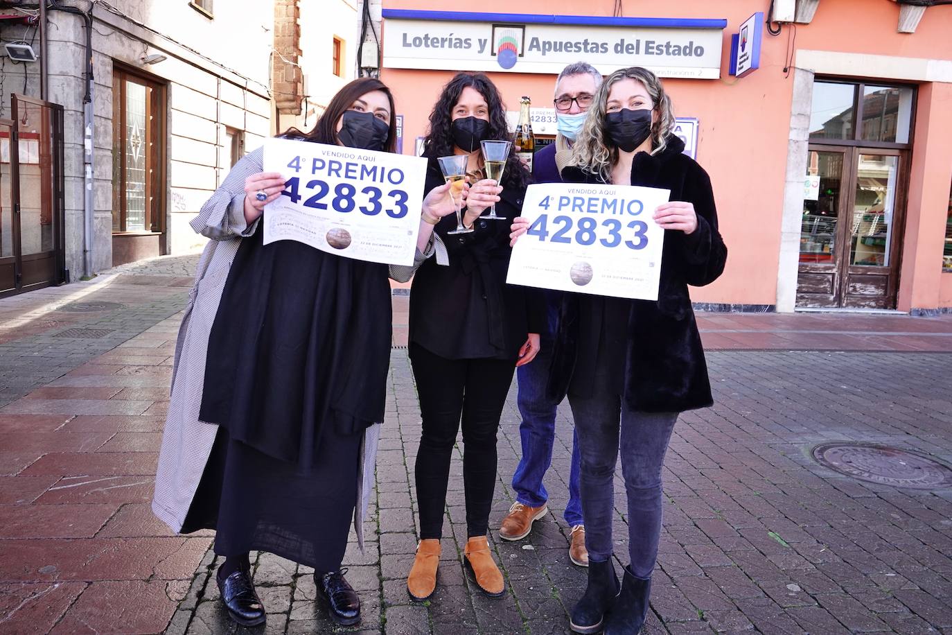 El 42833, primer cuarto premio (20.000 euros al décimo) ha tocado en El Espinar, Comillas, Sevilla, Elche, Benidorm, Manises, Llanes, Santander, Bilbao, Llodio, El Campello, Aguadulce, Candas, Oviedo, Gijón y Ávila.