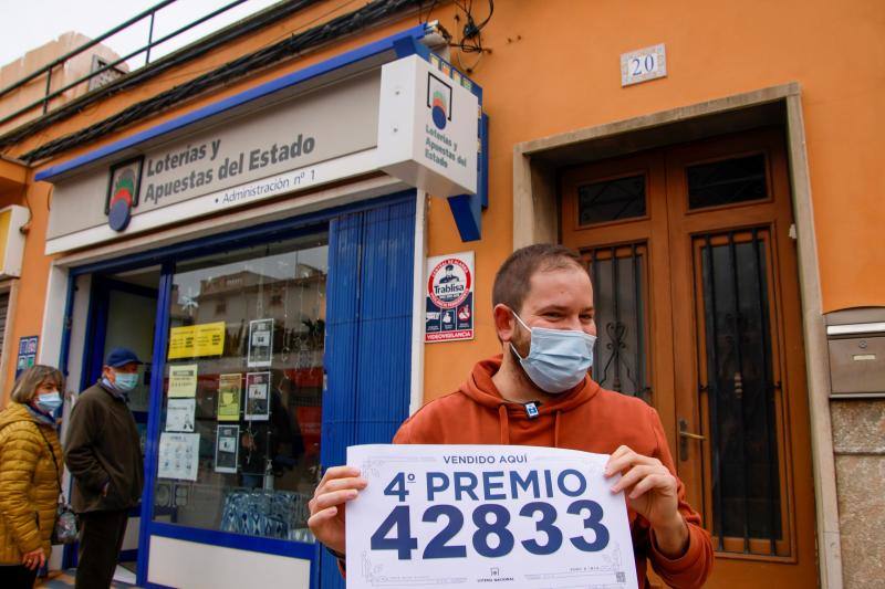 El 42833, primer cuarto premio (20.000 euros al décimo) ha tocado en El Espinar, Comillas, Sevilla, Elche, Benidorm, Manises, Llanes, Santander, Bilbao, Llodio, El Campello, Aguadulce, Candas, Oviedo, Gijón y Ávila.