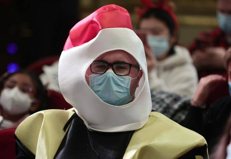 El sorteo de 2021 se celebra con aforo reducido de público. Estos son algunos de los mejores disfraces que se han podido ver en el salón de la Lotería de Navidad.