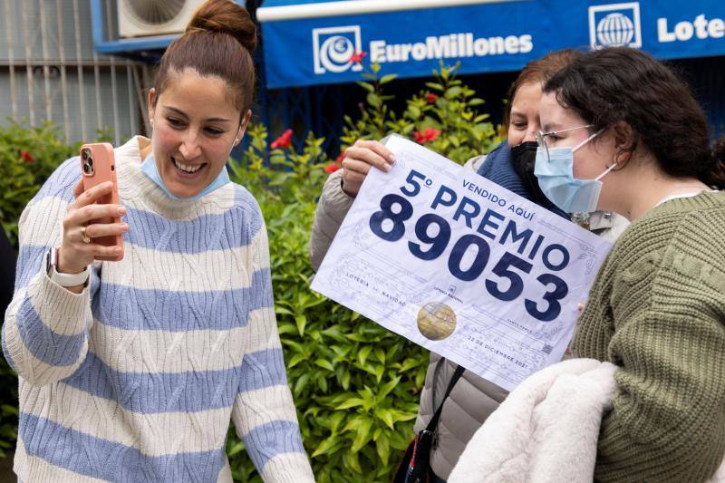 Los quintos premios 92052, 70316, 26771, 24198, 69457, 89053, 34345, 89109 (6.000 euros al décimo) han estado repartidos y entre otros lugares, ha tocado en Avilés, Corvera y Vegadeo.