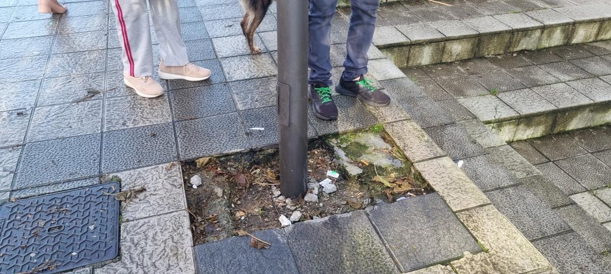 La farola junto a la escalera no tiene baldosas y es también un peligro. 